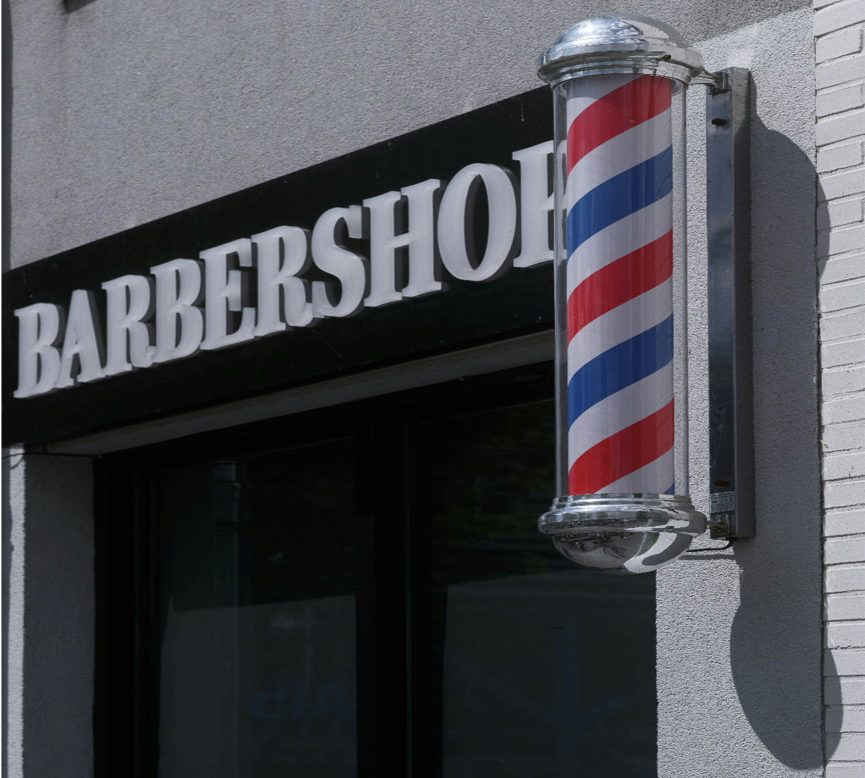 Barbershop gevel met klassieke rood-wit-blauwe barber pole